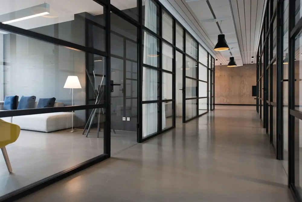 Espacio de trabajo empresarial luminoso